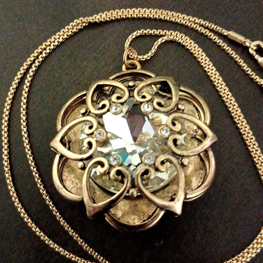 NWOT Gorgeous Massive Rhinestone Necklace